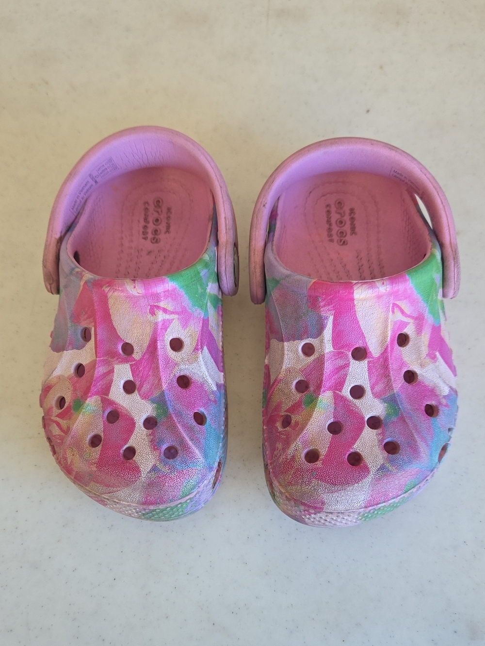 CROCS Kids Pink Tie-Dye Water Clogs with Multicolor Accents